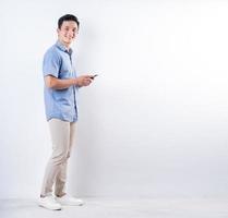 imagem de corpo inteiro de jovem asiático em fundo branco foto