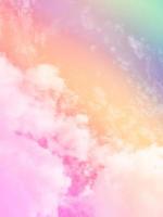 beleza doce pastel laranja rosa colorido com nuvens fofas no céu. imagem multicolorida do arco-íris. fantasia abstrata luz crescente foto