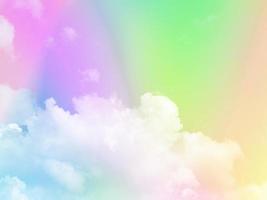 beleza doce pastel laranja verde colorido com nuvens fofas no céu. imagem multicolorida do arco-íris. fantasia abstrata luz crescente foto