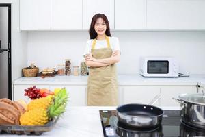 imagem de jovem asiática na cozinha foto