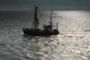 barco de camarão em buesum, mar do norte, norte da Frísia, alemanha foto