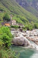 vila de lavertezzo, valle verzasca, cantão ticino, suíça foto