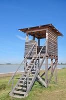 torre de observação para observação de pássaros no lago de sal lange Lacke, parque nacional de Seewinkel, Neusiedler See, Burgenland, Áustria foto