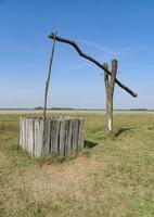 desenhe bem no lago de sal lange Lacke, parque nacional Seewinkel em Neusiedler See, Burgenland, Áustria foto