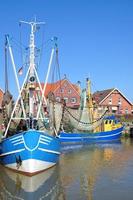 barcos de camarão no porto de neuharlingersiel, mar do norte, leste da frísia, alemanha foto