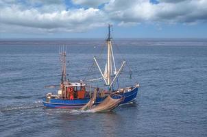 barco de camarão no mar do norte, leste da Frísia, alemanha foto