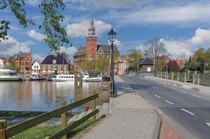 vista sobre o rio leda para a cidade velha de leer, frisia oriental, alemanha foto