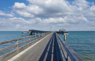 cais de heiligenhafen no mar báltico em schleswig holstein, alemanha foto