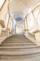 turim, itália - escadaria de mármore de luxo. design de interiores de arquitetura antiga. foto