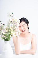 imagem de beleza da jovem mulher asiática com flores foto