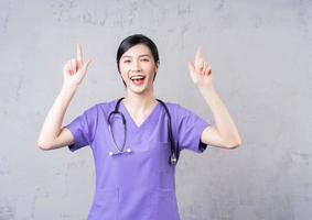 retrato da jovem médica asiática foto