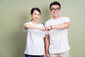 foto de casal asiático em segundo plano