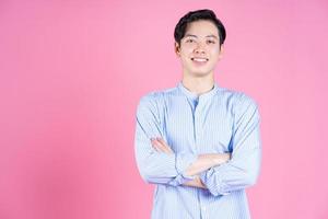 retrato de jovem asiático em fundo rosa foto
