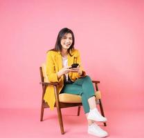 imagem da jovem empresária asiática sentada na cadeira foto