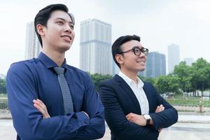 foto de dois empresários asiáticos ao ar livre