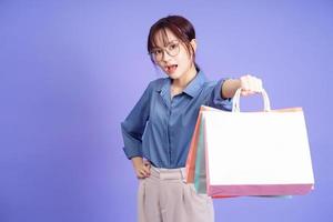 imagem da jovem empresária asiática segurando a sacola de compras foto