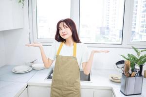 imagem de jovem asiática na cozinha foto