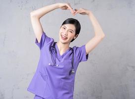 retrato da jovem médica asiática foto