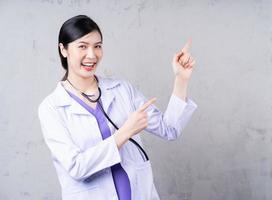 retrato da jovem médica asiática foto