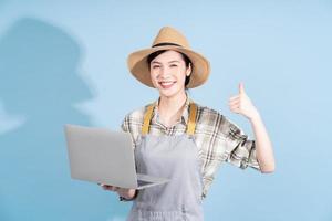 retrato da jovem agricultora asiática foto