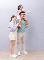 jovem família asiática em pé no fundo foto