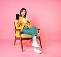 imagem da jovem empresária asiática sentada na cadeira foto