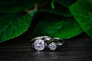 anéis de diamante de casamento de jóias em preto foto