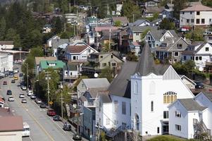 rua principal da cidade de ketchikan com uma igreja foto