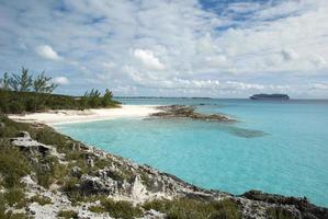 Half Moon Cay Island Beach e um navio de cruzeiro foto