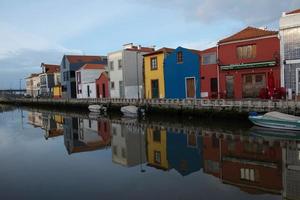 as belas casas coloridas da ilha de burano, no arquipélago de veneza, norte da itália em 2011 foto