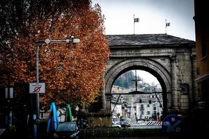 o arco de augusto em toda a sua majestade em aosta, na capital do vale de aosta em dezembro de 2022 foto