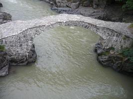 ponte em arco da rainha tamara sobre o rio adzhariszkhali em adjara, georgia foto