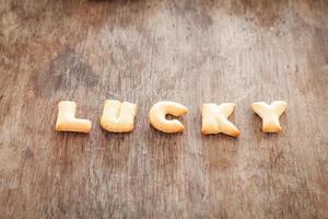 biscoitos do alfabeto da sorte em uma mesa de madeira foto