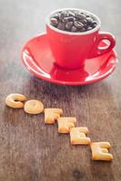 biscoitos de café com grãos de café em uma xícara foto