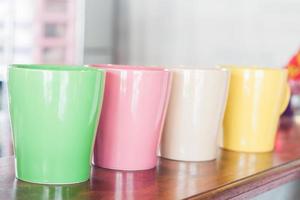 fila de canecas de café coloridas foto