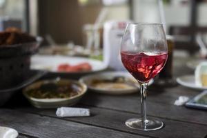 taça de vinho na mesa na hora do almoço foto