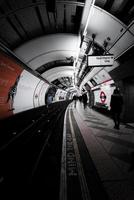 Londres, Inglaterra 2018 - caminhada do viajante pelo metrô subterrâneo foto