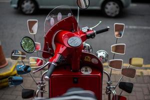 belfast, reino unido, 2020 - close-up de uma motocicleta vermelha com muitos espelhos foto