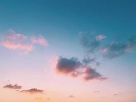 nuvens de algodão doce no céu foto