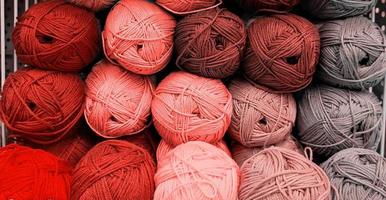 colorido de bolas de lã em uma loja de tecidos. fundo de fio acrílico colorido. novelos de close-up de linha. materiais para bordado, para tricô e crochê. foto