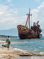 gythio greece 2019- naufrágio de dimitrios na praia de selinitsa foto