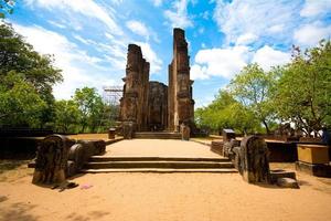 antigas ruínas do templo lankathilaka em polonnaruwa. Sri Lanka foto