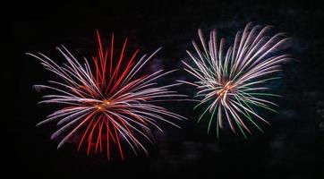 fogos de artifício roxos, vermelhos e verdes foto