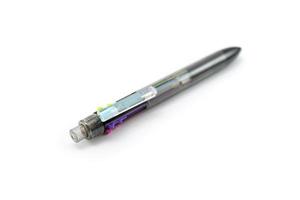 caneta colorida de close-up isolada no fundo branco