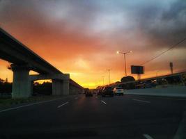 jacarta, indonésia em julho de 2022. entardecer na estrada em jacarta, onde o trânsito está bastante congestionado por coincidir com o horário de trabalho. foto