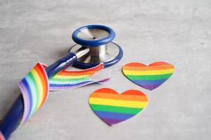 símbolo lgbt, estetoscópio com fita de arco-íris, direitos e igualdade de gênero, mês do orgulho lgbt em junho.