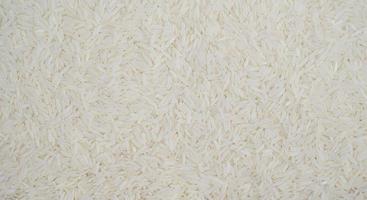 fundo de arroz jasmim basmati cru branco orgânico, sementes longas brancas. closeup macro. como cenário de imagem ou textura de padrão de fundo foto