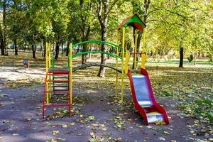 fotografia sobre tema playground vazio com slide de metal para crianças foto