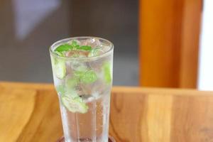 um copo de bebida de mojito virgem com gotas de orvalho frescas foto