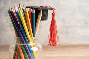 lápis com chapéu de formatura em vidro, conceito de aprendizagem de educação.